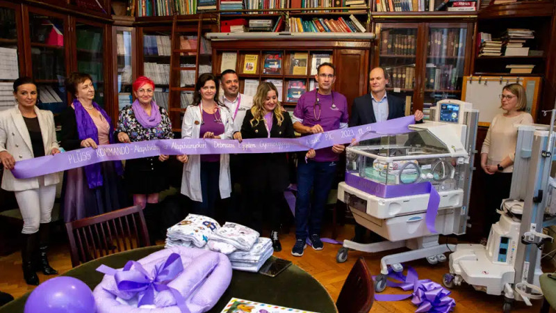 A koraszülöttek világnapján életmentő gépet és babafészek csomagokat adományoztunk Debreceni Egyetemnek